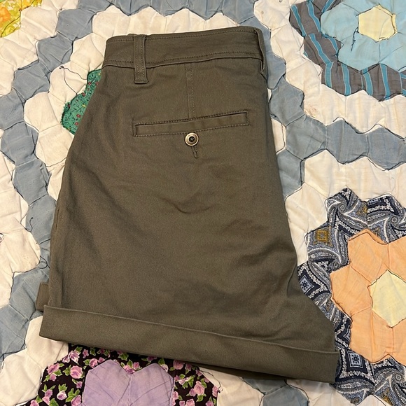 Market & Spruce | High Rise Utility Shorts- Olive Green - Picture 4 of 4